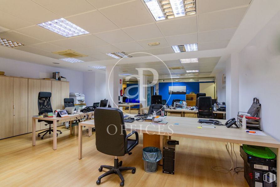 Oficina en venta en Calle Margaritas, Tetuán, Madrid, 28039 con silla, mesa, ventana, equipaje y bolsos, mueble, silla de oficina, pantalla de ordenador, ordenador, ordenador personal y escritorio del ordenador alrededor