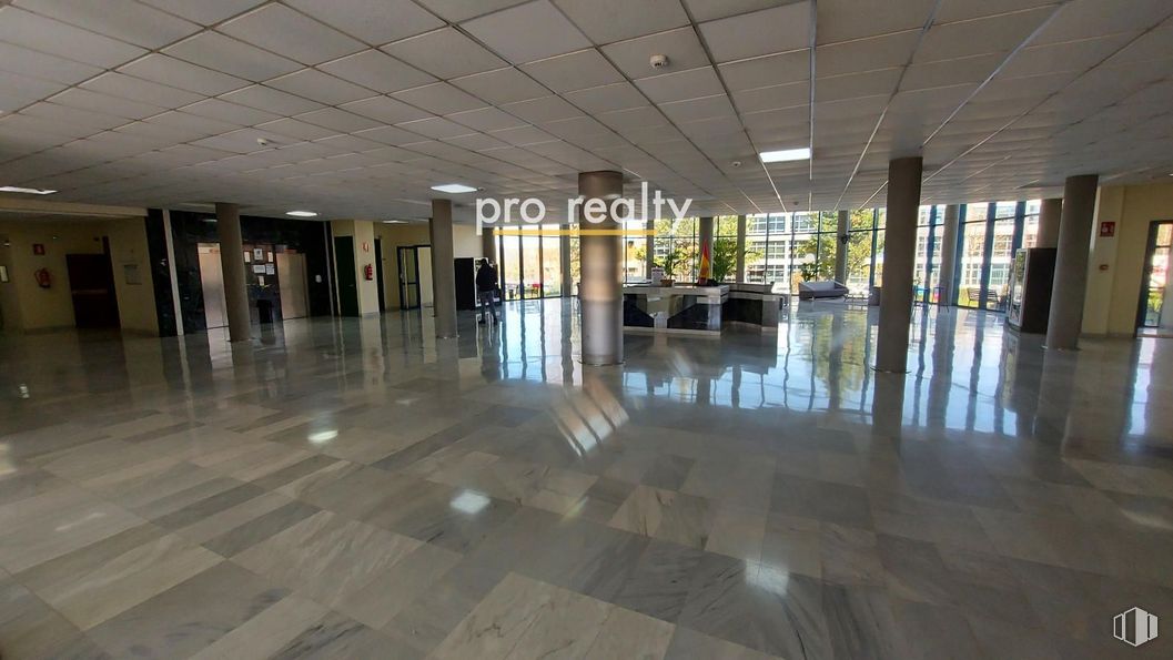 Office for sale at Calle Chile, Las Rozas de Madrid, Madrid, 28290 with flooring, floor, ceiling, interior design, tile flooring, tile, hall, lobby, glass and concrete around