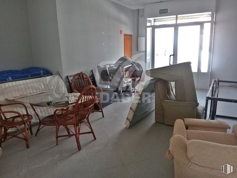 Retail for rent at Plaza José Antonio, Lominchar, Toledo, 45212 with chair, window, couch, furniture, table, comfort, living room, interior design, wood and grey around