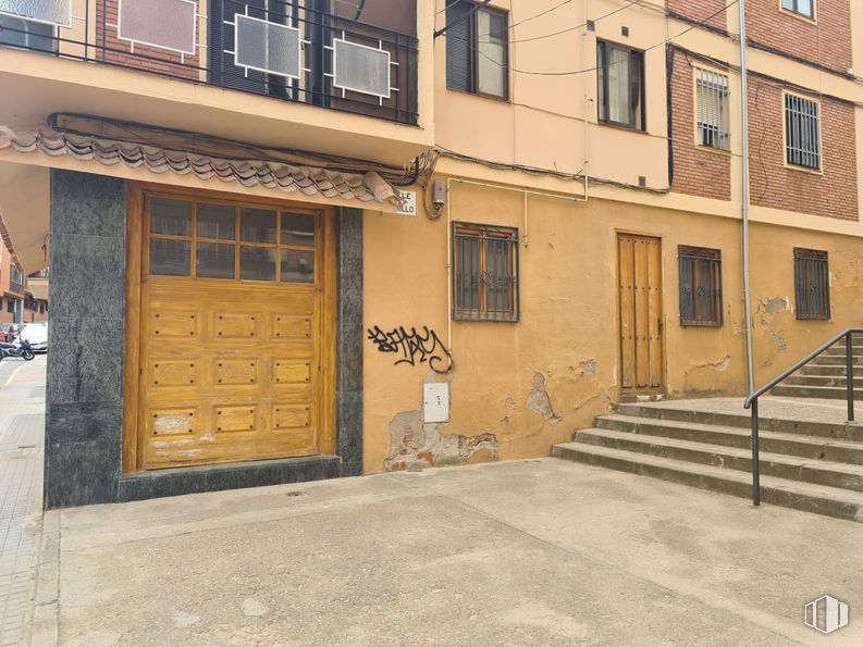 Retail for sale at Calle del Romero, Segovia, 40002 with window, door, building, wood, road surface, stairs, residential area, facade, flooring and road around