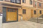 Retail for sale at Calle del Romero, Segovia, 40002 with window, door, building, wood, road surface, stairs, residential area, facade, flooring and road around