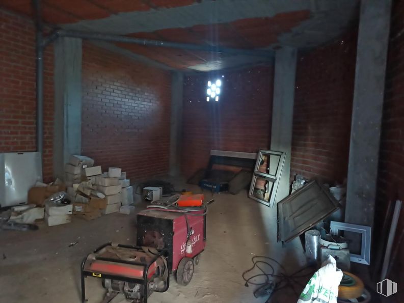 Retail for sale at Avenida Patrimonio de la Humanidad, Ávila, 05004 with building, wood, floor, house, flooring, gas, living room, hardwood, wheel and ceiling around