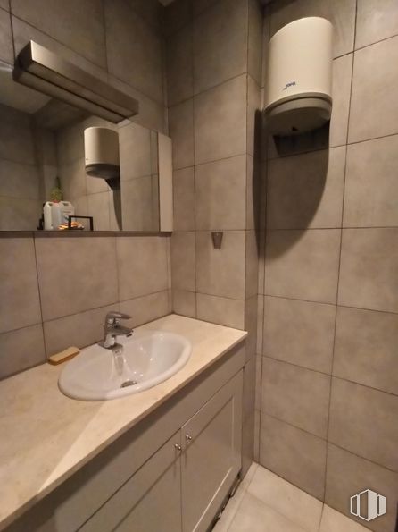 Local en alquiler en Calle Alcalá, Salamanca, Madrid, 28009 con fregadero, ebanistería, espejo, grifo, lavabo, accesorios de fontanería, edificio, cuarto de baño, mueble de baño y interiorismo alrededor