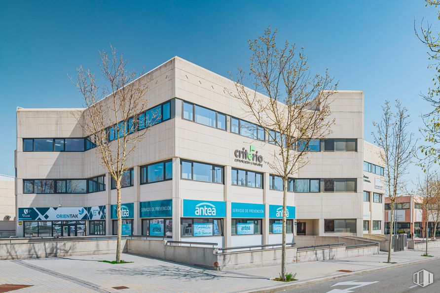 Retail for sale at Calle Londres, 38, Las Rozas de Madrid, Madrid, 28230 with building, sky, daytime, plant, window, urban design, tree, neighbourhood, tower block and residential area around