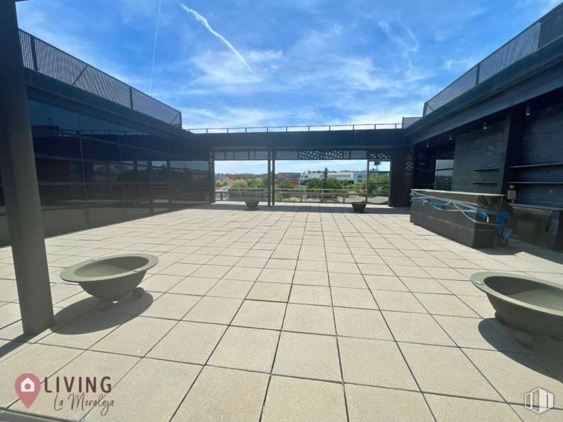 Office for rent at Zona Valdelacasa, Alcobendas, Madrid, 28108 with bowl, sky, cloud, road surface, architecture, shade, urban design, flooring, floor and asphalt around