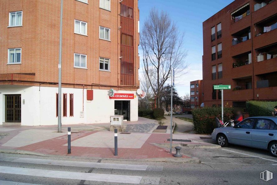 Local en venta en Calle Calderón de la Barca, 6, Alcobendas, Madrid, 28100 con coche, edificio, ventana, durante el día, vehículo, planta, rueda, neumático, cielo y infraestructura alrededor