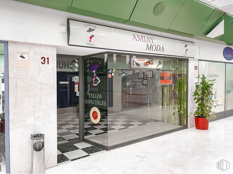 Local en alquiler y venta en  Centro comercial Los Valles, Avenida Príncipes de España, 45, Coslada, Madrid, 28820 con planta de interior, edificio, accesorio, planta, puerta, gas, fachada, pavimento, aparcamiento y vidrio alrededor