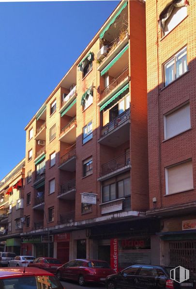 Retail for sale & for rent at Calle Angel Alcázar, 7, Talavera de la Reina, Toledo, 45600 with car, window, building, license plate, tire, wheel, land vehicle, sky, property and vehicle around