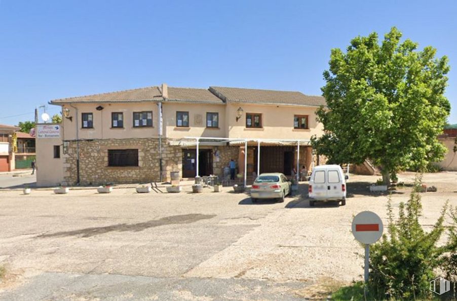 Retail for sale at Calle Bayona, 44, Boceguillas, Segovia, 40560 with van, car, house, plant, sky, building, property, window, tire and tree around