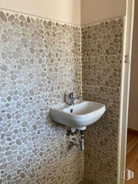 Retail for rent at Zona Colonia Cortijo San Isidro, Aranjuez, Madrid, 28300 with sink, tap, plumbing fixture, bathroom, fluid, bathroom sink, purple, interior design, fixture and floor around