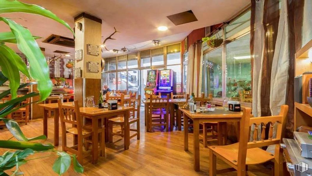 Retail for sale at Calle Francisco Ruíz, Usera, Madrid, 28026 with chair, kitchen & dining room table, table, restaurant, houseplant, flowerpot and hotel around