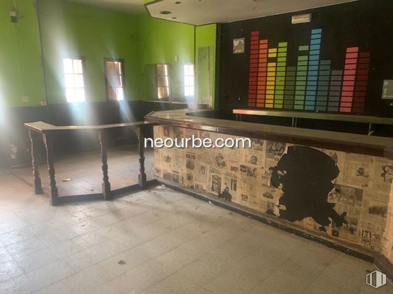 Retail for sale at Zona San Antonio, Ávila, 05005 with window, table, desk, interior design, floor, flooring, television set, building, ceiling and art around