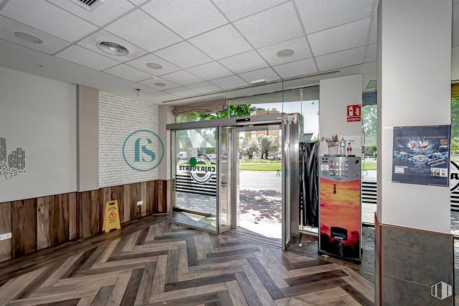 Local en alquiler en Avenida Juan Carlos I, 14, Alcalá de Henares, Madrid, 28806 con puerta, suelos, interiorismo, suelo, madera, hall, edificio, techo, accesorio y madera dura alrededor