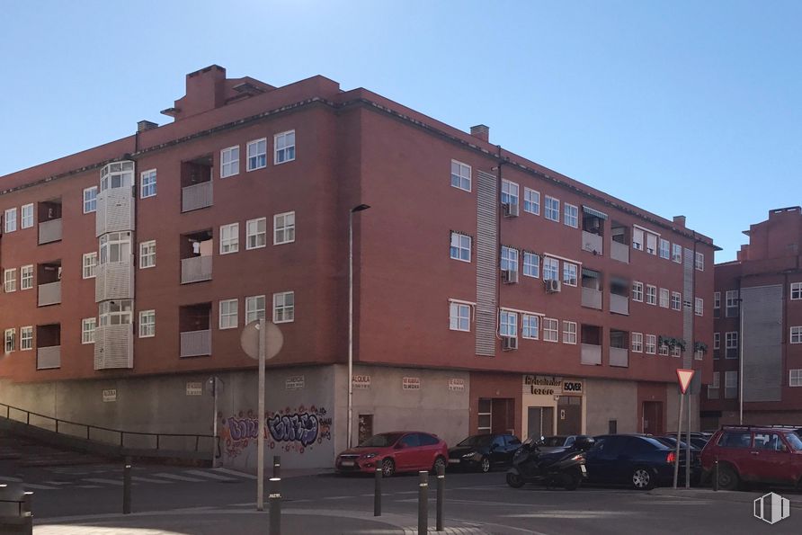 Retail for rent at Calle Antonio Buero Vallejo, 9, Guadalajara, 19004 with car, building, sky, wheel, tire, daytime, window, vehicle, condominium and urban design around