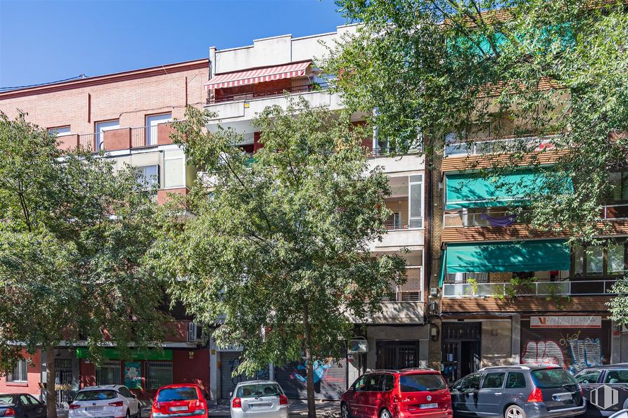 Local en alquiler y venta en Calle Ezequiel Solana, 10, Ciudad Lineal, Madrid, 28017 con coche, edificio, vehículo terrestre, rueda, neumático, vehículo, cielo, vehículo de motor, ventana y diseño urbano alrededor