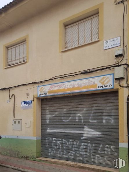 Retail for sale at Calle San Pablo, 55, Quintanar de la Orden, Toledo, 45800 with window, fixture, building, wood, brick, road surface, brickwork, asphalt, font and facade around