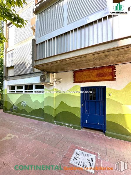 Local en venta en Calle Camarena, La Latina, Madrid, 28047 con Código de barras 1d, puerta, propiedad, edificio, planta, superficie de la carretera, madera, asfalto, pared y sombra alrededor