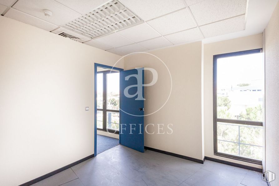 Oficina en alquiler en Zona Ensanche, Alcobendas, Madrid, 28100 con ventana, edificio, accesorio, hall, sombra, casa, suelo, suelos, arte y vidrio alrededor