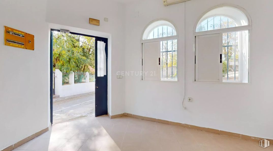 Local en venta en Zona centro, Pozuelo del Rey, Madrid, 28813 con ventana, puerta, suelo, puerta de casa, escayola y iluminación natural alrededor