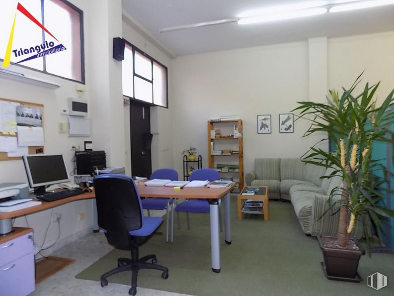 Office for rent at Zona Salvador, Segovia, 40001 with chair, houseplant, couch, plant, table, furniture, computer monitor, flowerpot, building and desk around