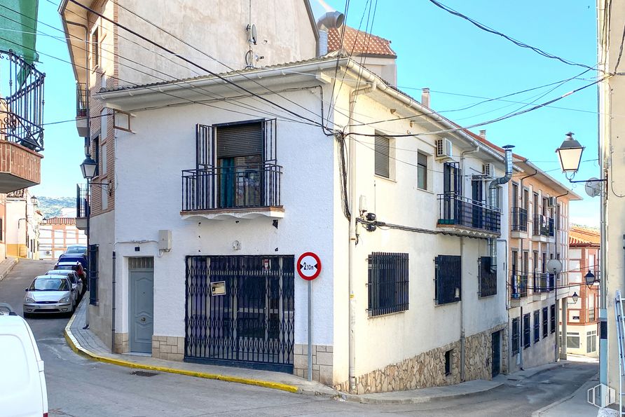 Retail for rent at Calle Olivar, 2, Tielmes, Madrid, 28550 with window, car, building, property, sky, vehicle, urban design, residential area, electricity and facade around