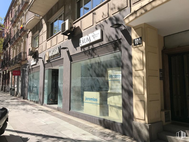 Local en alquiler y venta en Calle Velázquez, Salamanca, Madrid, 28006 con ventana, edificio, superficie de la carretera, fachada, diseño urbano, acera, ciudad, árbol, puerta y carretera alrededor