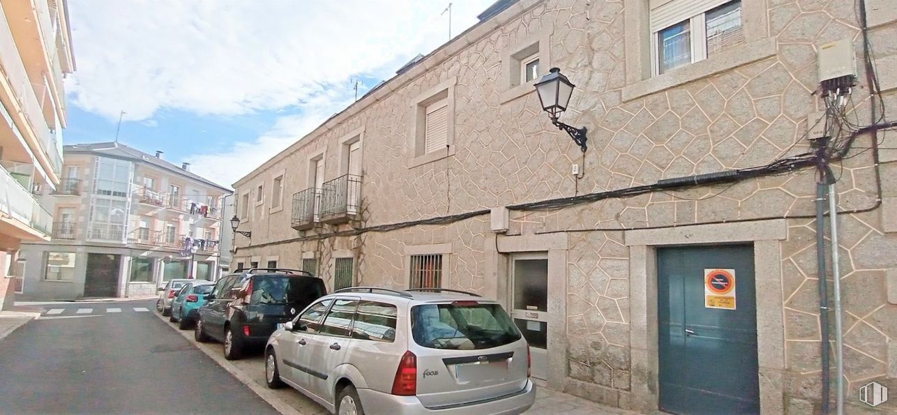 Retail for sale at Calle Andrés Almaguer, El Escorial, Madrid, 28280 with car, building, door, window, automotive parking light, vehicle, vehicle registration plate, tire, infrastructure and wheel around