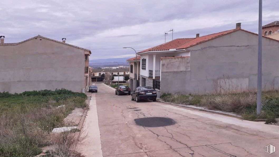 Land for sale at Casco urbano, Los Yébenes, Toledo, 45470 with car, house, sky, plant, property, building, cloud, vehicle, road surface and land lot around