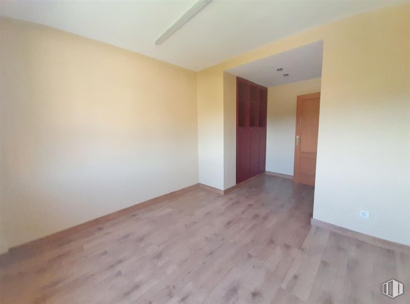 Oficina en alquiler en Avenida España, Majadahonda, Madrid, 28220 con puerta, edificio, accesorio, madera, pintura, hall, suelo, suelos, tinte para madera y inmobiliario alrededor