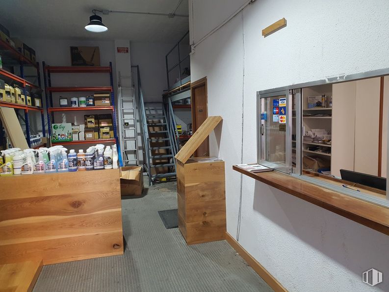 Retail for sale & for rent at Calle Algaba, 5, Carabanchel, Madrid, 28019 with cabinetry, shelf, bookcase, wood, shelving, interior design, door, chest of drawers, flooring and floor around