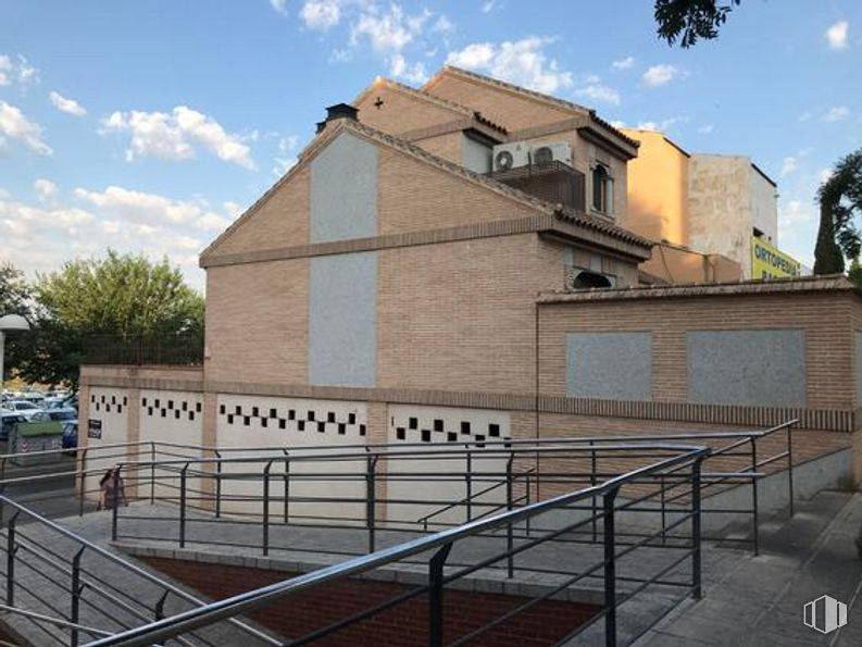 Retail for sale at Calle Coronel Baeza, 83, Toledo, 45004 with house, sky, cloud, wood, urban design, building, brickwork, brick, fence and residential area around