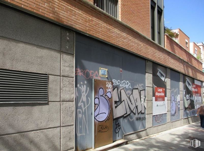 Retail for sale & for rent at José Arcones Gil, Ciudad Lineal, Madrid, 28017 with person, window, door, sky, art, graffiti, brick, building, sidewalk and facade around