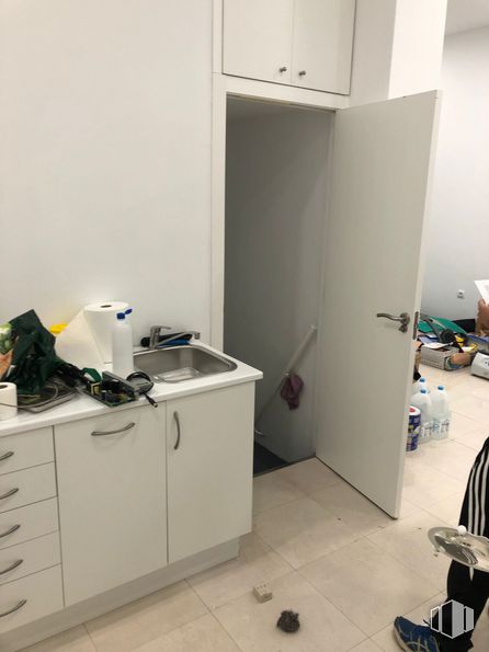 Local en venta en Calle General Cabrera, 11, Tetuán, Madrid, 28020 con ebanistería, fregadero, persona, zapato, propiedad, edificio, madera, diseño de interiores, suelo y piso alrededor