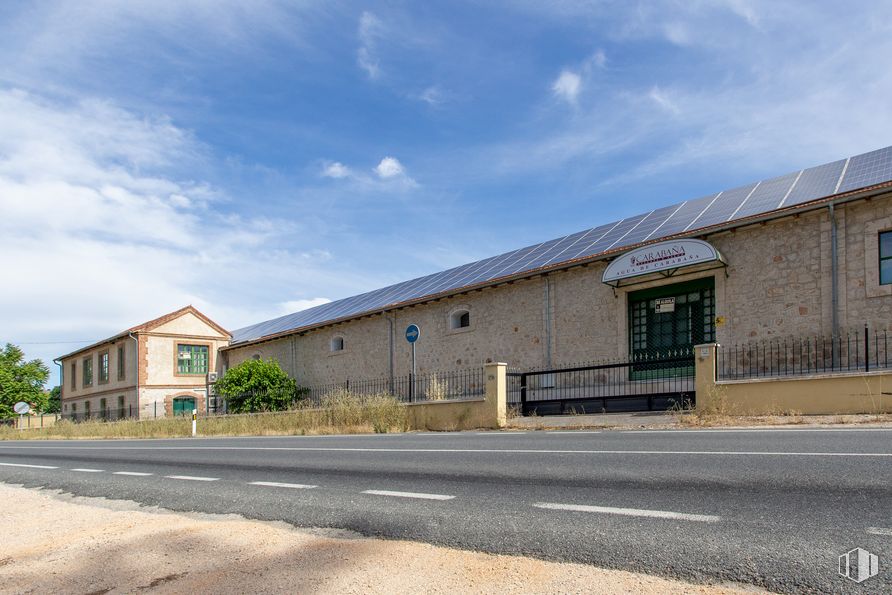 Industrial for sale at Carretera Perales de Tajuña a Albares, km 7.300, Carabaña, Madrid, 28560 with house, window, sky, cloud, plant, building, asphalt, road surface, fixture and tree around