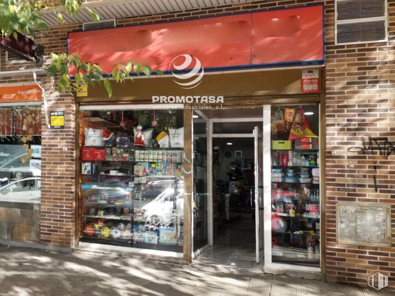 Retail for rent at Zona centro, Coslada, Madrid, 28820 with building, retail, facade, door, city, shelf, trade, mixed-use, street and marketplace around