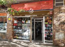 Local en alquiler en Zona centro, Coslada, Madrid, 28820 con edificio, venta al por menor, fachada, puerta, ciudad, estante, comercio, uso mixto, calle y mercado alrededor