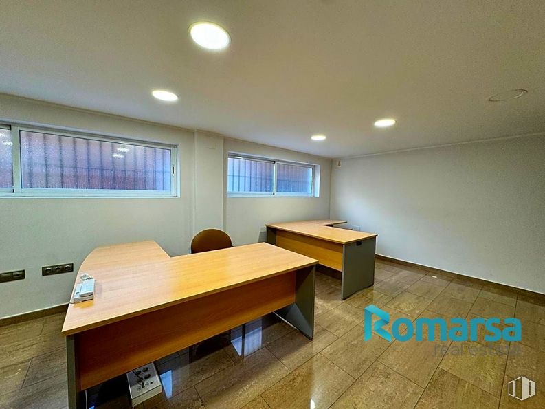 Retail for rent at Paseo San Roque, Ávila, 05003 with window, desk, furniture, table, wood, fixture, floor, flooring, hardwood and building around