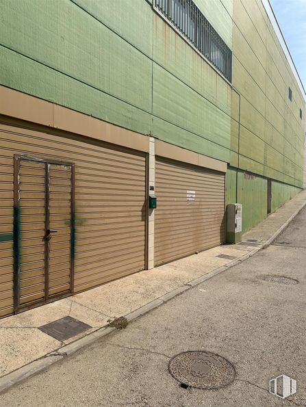 Retail for sale at Calle Torrelaguna, 89, Fuente el Saz de Jarama, Madrid, 28140 with road surface, asphalt, rectangle, shade, composite material, facade, tints and shades, fixture, commercial building and parallel around