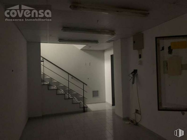 Local en alquiler y venta en Pasaje Guardia Civil, Sevilla la Nueva, Madrid, 28609 con propiedad, accesorio, edificio, diseño de interiores, piso, suelo, pasillo, techo, madera y espacio alrededor