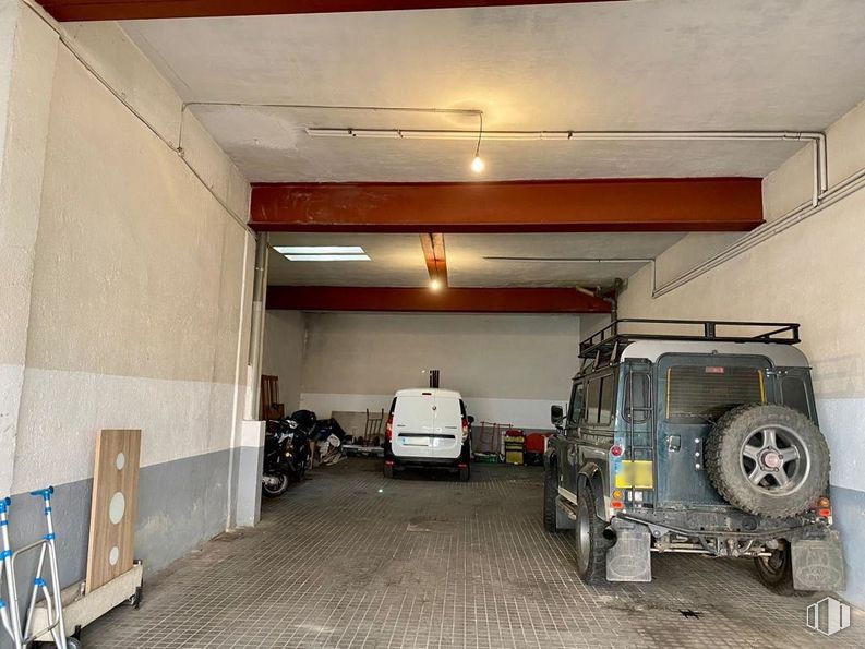 Nave en venta en Zona Puente Vallecas, Puente de Vallecas, Madrid, 28053 con neumático, camioneta, rueda, luz de estacionamiento, vehículo, neumático de automoción, vehículo de motor, suelo, banda de rodadura y diseño automovilístico alrededor