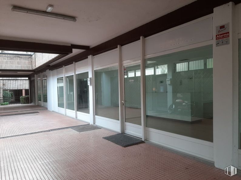 Retail for rent at Calle Ecuador, Majadahonda, Madrid, 28220 with door, fixture, lighting, building, shade, flooring, floor, facade, glass and commercial building around