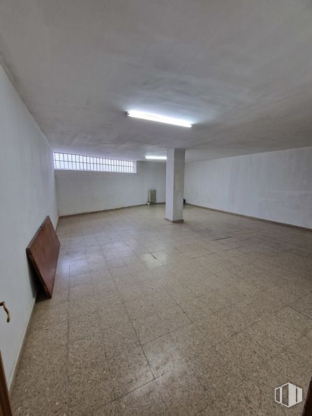 Local en venta en Avenida Doctor Toledo, Las Rozas de Madrid, Madrid, 28230 con mesa de trabajo, accesorio, madera, pasillo, pavimentos, sombra, techo, material compuesto, hormigón y escayola alrededor