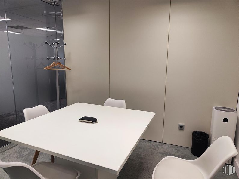 Oficina en alquiler en Paseo Recoletos, 3, Centro, Madrid, 28001 con silla, mesa, mesa, mueble, diseño automovilístico, interiorismo, suelos, suelo, silla de oficina y escritorio alrededor