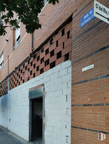 Local en alquiler y venta en Avenida Fresnos, 25 , Torrejón de Ardoz, Madrid, 28850 con puerta, ventana, albañilería, ladrillo, madera, material de construcción, árbol, pared, barrio y fachada alrededor