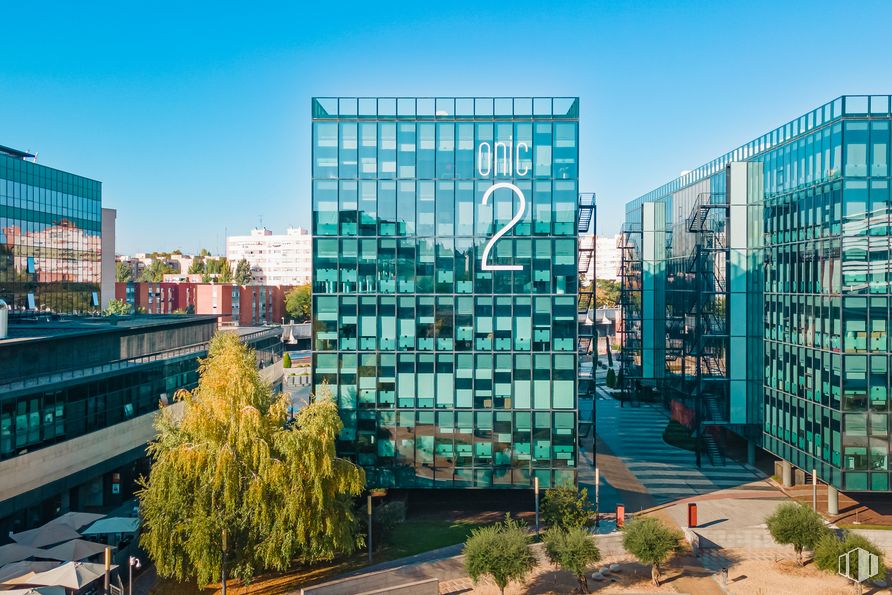 Oficina en alquiler en Edificio Onic 2, Calle Vía de los Poblados, 3, Hortaleza, Madrid, 28033 con edificio, planta, durante el día, cielo, árbol, bloque de pisos, arquitectura, diseño urbano, condominio y barrio alrededor