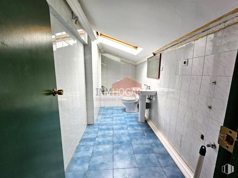 Industrial for sale at Polígono Hervencias, Ávila, 05004 with lighting, building, door, fixture, wood, flooring, floor, wall, house and ceiling around