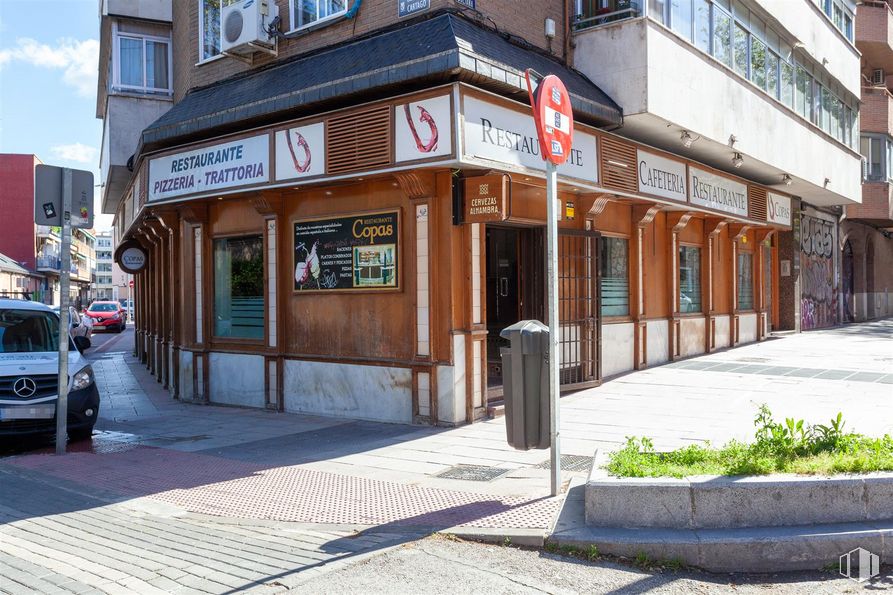 Local en venta en Calle Boltaña, 118, San Blas - Canillejas, Madrid, 28022 con coche, luz de estacionamiento, edificio, ventana, planta, neumático, infraestructura, matrícula del vehículo, rueda y superficie de la carretera alrededor