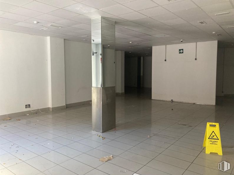 Retail for sale & for rent at Plaza del Salvador, Leganés, Madrid, 28912 with packaged goods, architecture, flooring, fixture, floor, tile flooring, wall, hall, composite material and ceiling around