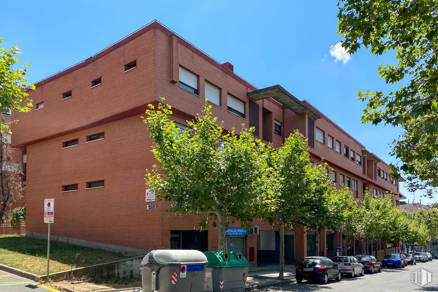 Retail for sale & for rent at Calle Granadilla, Majadahonda, Madrid, 28220 with building, car, sky, window, tree, vehicle, plant, condominium, wheel and urban design around