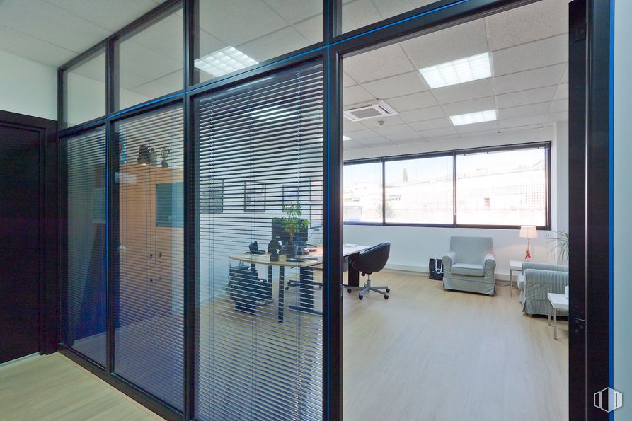 Oficina en alquiler en Edificio Payma, Avenida Industria, 32, Alcobendas, Madrid, 28108 con silla, mesa, propiedad, edificio, ventana, puerta, accesorio, diseño de interiores, pavimentos y sombra alrededor